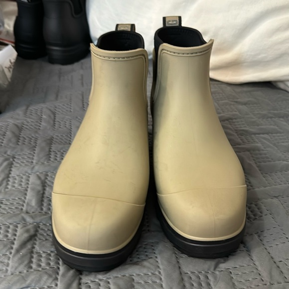 UGG Shoes - Tan Ugg rain boots fur bottoms!